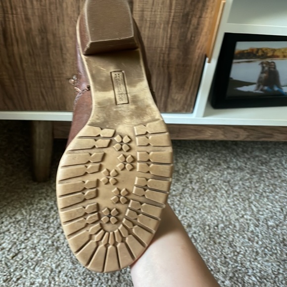 Brown high heels. Naturalizer is the brand. Us6 - Picture 2 of 3